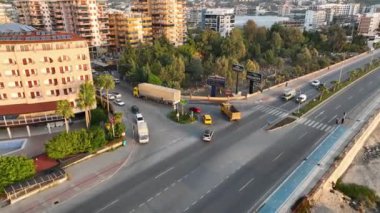 Palmiye ağaçları ve mavi gökyüzü Türkiye 4K.