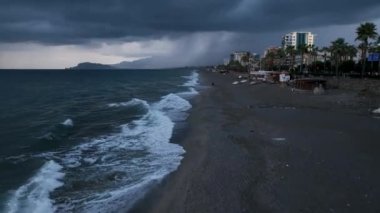 Palmiye ağaçları ve mavi gökyüzü Türkiye 4K.