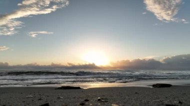 Güneş ufuk çizgisinde batıyor. 4 K Türkiye Alanya