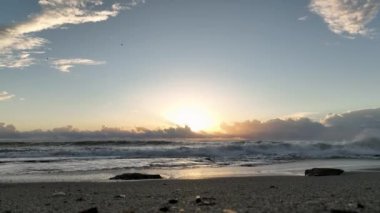 Güneş ufuk çizgisinde batıyor. 4 K Türkiye Alanya