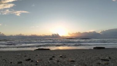 Güneş ufuk çizgisinde batıyor. 4 K Türkiye Alanya