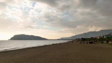 Güneş ufuk çizgisinde batıyor. 4 K Türkiye Alanya
