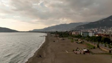 Güneş ufuk çizgisinde batıyor. 4 K Türkiye Alanya
