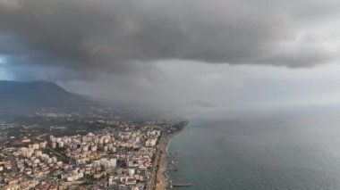 Güneş ufuk çizgisinde batıyor. 4 K Türkiye Alanya