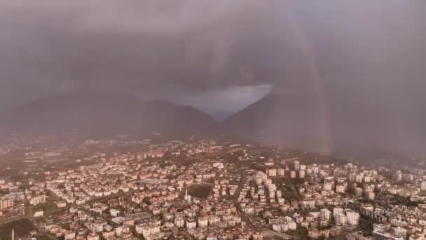 雨の空中ビューの間に街の上に二重虹 完璧な品質の4K — ストック動画