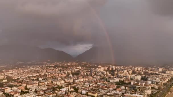 Strong Rainbow City Skyline Houses Buildings Daytime Vivid Phenomenon Nature — Stockvideo