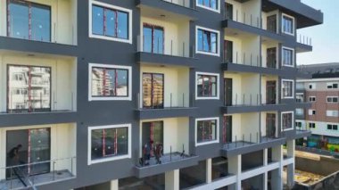İnşaatın son aşamasındaki bir konut binasında inşaat alanı, peyzaj tasarımı hazırlığı