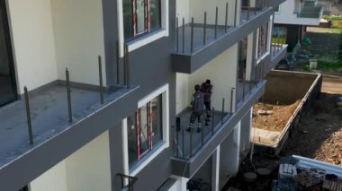 İnşaatın son aşamasındaki bir konut binasında inşaat alanı, peyzaj tasarımı hazırlığı