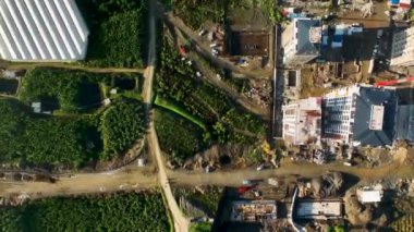 İnşaatın son aşamasındaki bir konut binasında inşaat alanı, peyzaj tasarımı hazırlığı