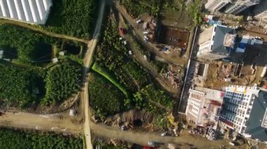 İnşaatın son aşamasındaki bir konut binasında inşaat alanı, peyzaj tasarımı hazırlığı