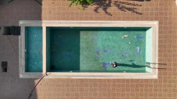 Dirty Pool Aerial View Green Water People Cold — 图库视频影像