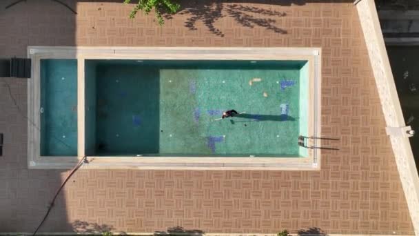 汚いプールの空の景色 緑の水は人が冷たい — ストック動画