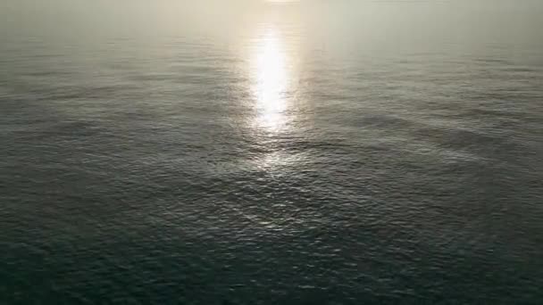 Вид Беспилотника Небольшой Высоте Летом Закате Движение Небольших Волн Морская — стоковое видео