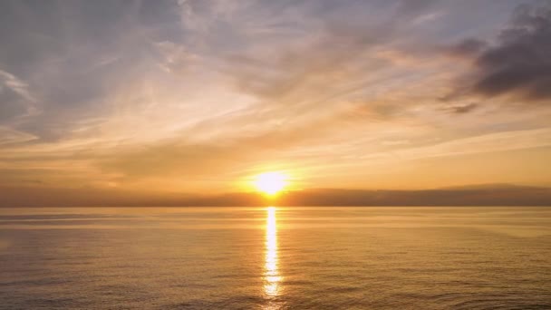 Вид Беспилотника Небольшой Высоте Летом Закате Движение Небольших Волн Морская — стоковое видео