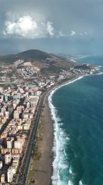 Deniz dikey videosunun gök mavisi