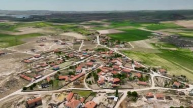 Hindi. İnsansız hava aracı inanılmaz kaya oluşumlarının üzerinde uçuyor. Muhteşem bir manzara.