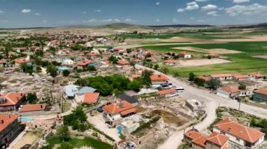 Hindi. İnsansız hava aracı inanılmaz kaya oluşumlarının üzerinde uçuyor. Muhteşem bir manzara.