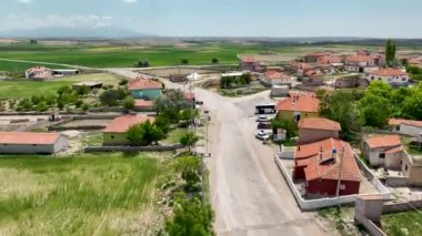 Hindi. İnsansız hava aracı inanılmaz kaya oluşumlarının üzerinde uçuyor. Muhteşem bir manzara.