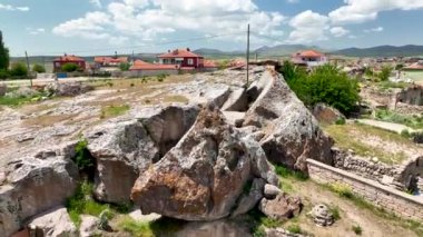 Hindi. İnsansız hava aracı inanılmaz kaya oluşumlarının üzerinde uçuyor. Muhteşem bir manzara.
