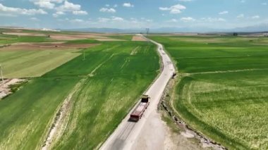 Hindi. İnsansız hava aracı inanılmaz kaya oluşumlarının üzerinde uçuyor. Muhteşem bir manzara.