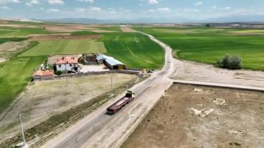 Hindi. İnsansız hava aracı inanılmaz kaya oluşumlarının üzerinde uçuyor. Muhteşem bir manzara.