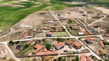 Hindi. İnsansız hava aracı inanılmaz kaya oluşumlarının üzerinde uçuyor. Muhteşem bir manzara.