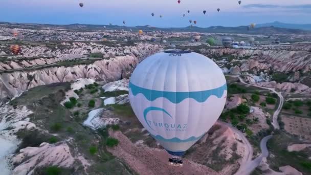 Dron Přeletěl Nad Úžasnými Skalními Útvary Nádherná Krajina Cappadocia Oblíbenou — Stock video