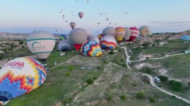 İnsansız hava aracı inanılmaz kaya oluşumlarının üzerinde uçuyor. Muhteşem bir manzara. Kapadokya Türkiye 'nin popüler bir turizm beldesi.