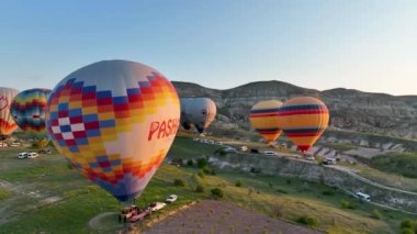 İnsansız hava aracı inanılmaz kaya oluşumlarının üzerinde uçuyor. Muhteşem bir manzara. Kapadokya Türkiye 'nin popüler bir turizm beldesi.