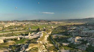 İnsansız hava aracı inanılmaz kaya oluşumlarının üzerinde uçuyor. Muhteşem bir manzara. Kapadokya Türkiye 'nin popüler bir turizm beldesi.