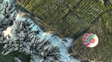 İnsansız hava aracı inanılmaz kaya oluşumlarının üzerinde uçuyor. Muhteşem bir manzara. Kapadokya Türkiye 'nin popüler bir turizm beldesi.
