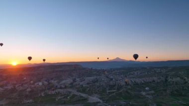 Hindi. İnsansız hava aracı inanılmaz kaya oluşumlarının üzerinde uçuyor. Muhteşem bir manzara.