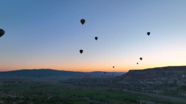 Hindi. İnsansız hava aracı inanılmaz kaya oluşumlarının üzerinde uçuyor. Muhteşem bir manzara.