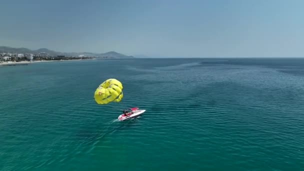 Parasailing Awesome Motor Boat Aerial View — Vídeo de stock