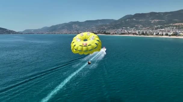 Parasailing Awesome Motor Boat Aerial View — 图库视频影像