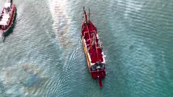 Pirate Harbor Perjalanan Perahu Latar Belakang Udara — Stok Video