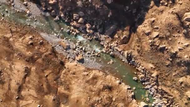 Water Rushing Colorful Stones Aerial View Flowing Deep Lake — Vídeo de Stock