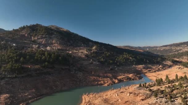 山の中で滑らかなドローン飛行 美しい夕日の光 — ストック動画