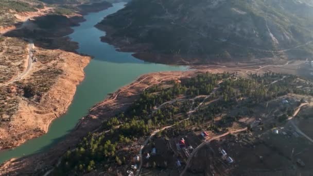 山の川の眺めのほとりに小さな村の美しい風景 — ストック動画