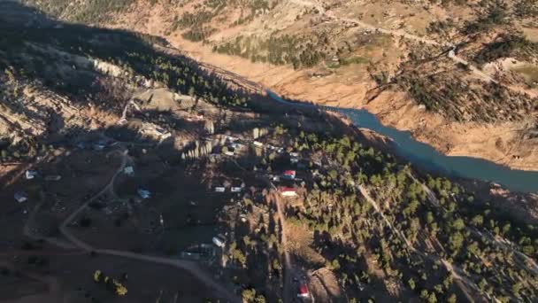 Beautiful Landscape Small Village Banks Mountain River Aerial View — Αρχείο Βίντεο