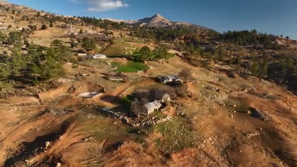 いくつかの人々が高い山に住んでいる村 — ストック動画