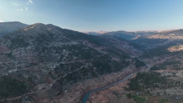 Beautiful Landscape Small Village Banks Mountain River Aerial View — Vídeos de Stock