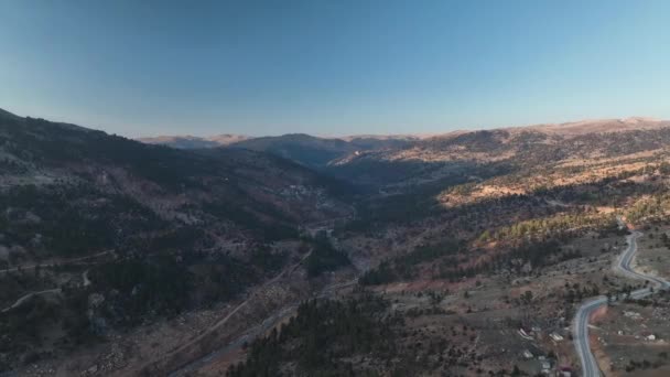 Beautiful Landscape Small Village Banks Mountain River Aerial View — Stock videók
