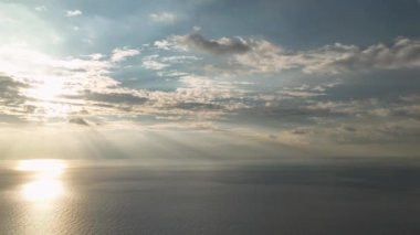Güneş ufuk çizgisinde batıyor. 4 K Türkiye Alanya