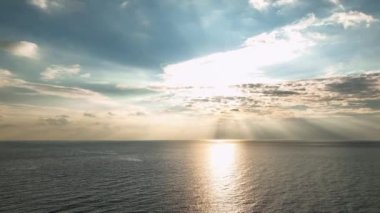 Güneş ufuk çizgisinde batıyor. 4 K Türkiye Alanya