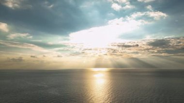 Renkli turuncu ve kırmızı bulutlu gökyüzü ile güzel bir gün batımı. Tropik gün batımı