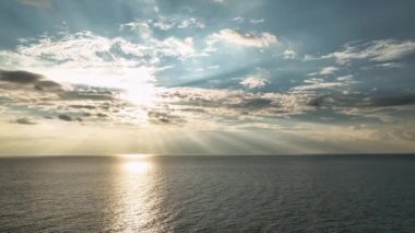 Güneş ufuk çizgisinde batıyor. 4 K Türkiye Alanya