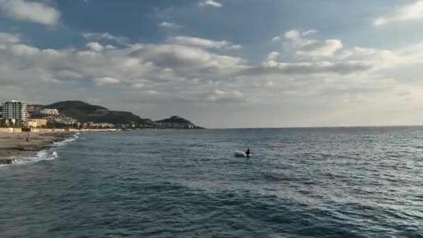 古い漁師は 海岸の空中ビューの背景の近くに 海に彼の漁網を広げる — ストック動画