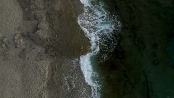 Model White Pareo Posing Stone Beach — Stok video