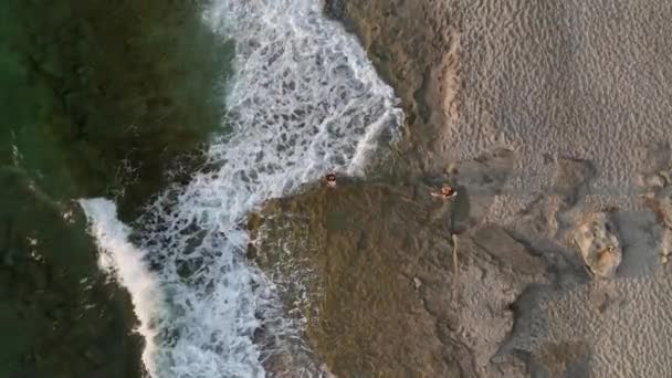Model White Pareo Posing Stone Beach — Vídeo de Stock
